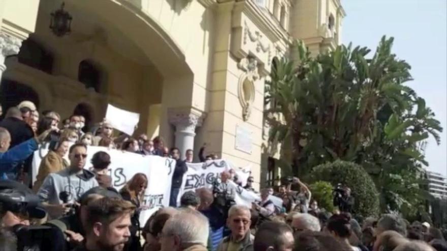 Multitudinaria concentración ante el Ayuntamiento de Málaga