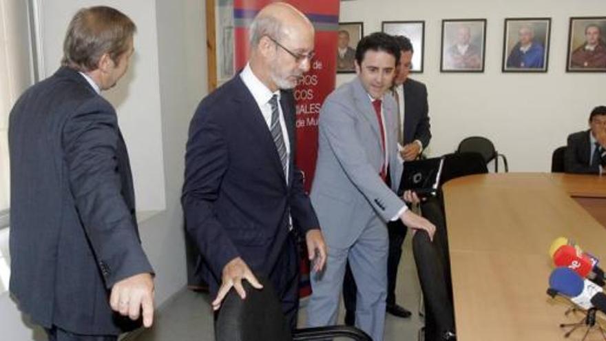 Antonio Guillamón (de espaldas), junto al rector José Antonio Franco y José Antonio Galdón.