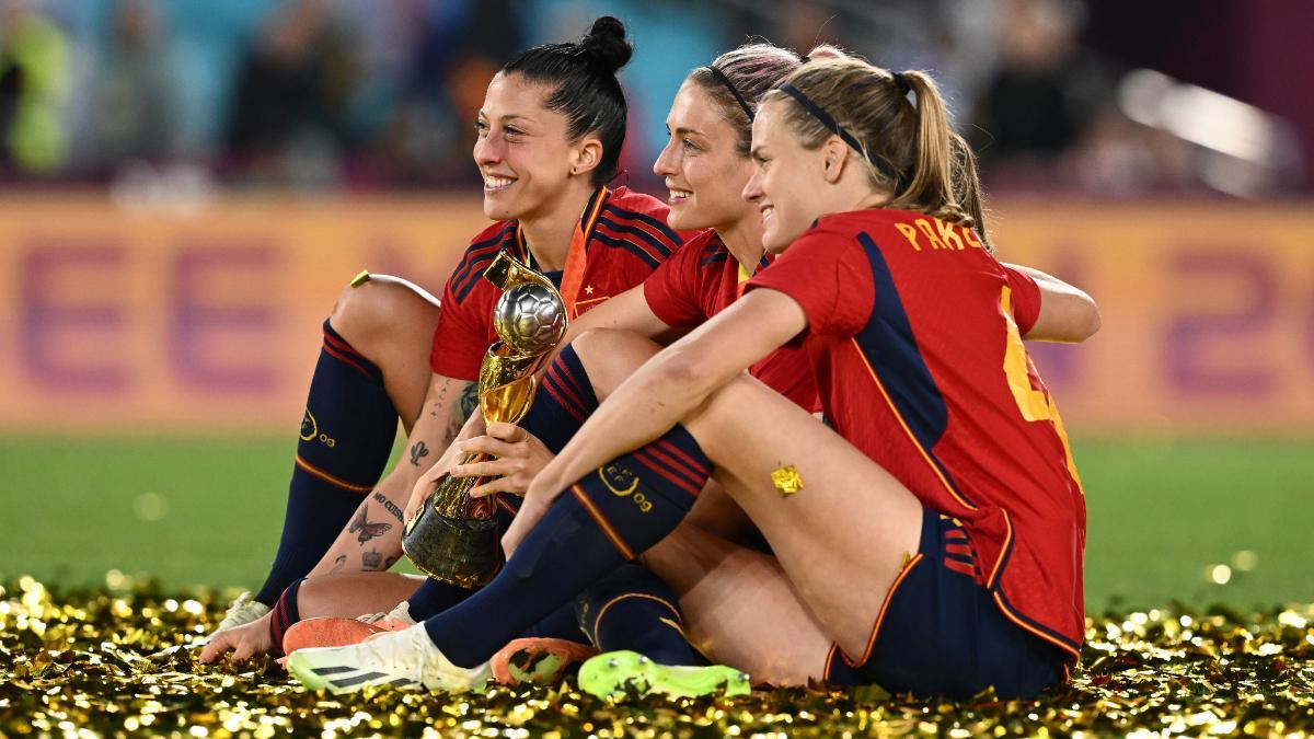 Jenni Hermoso, Alexia Putellas e Irene Paredes con la copa del Mundial