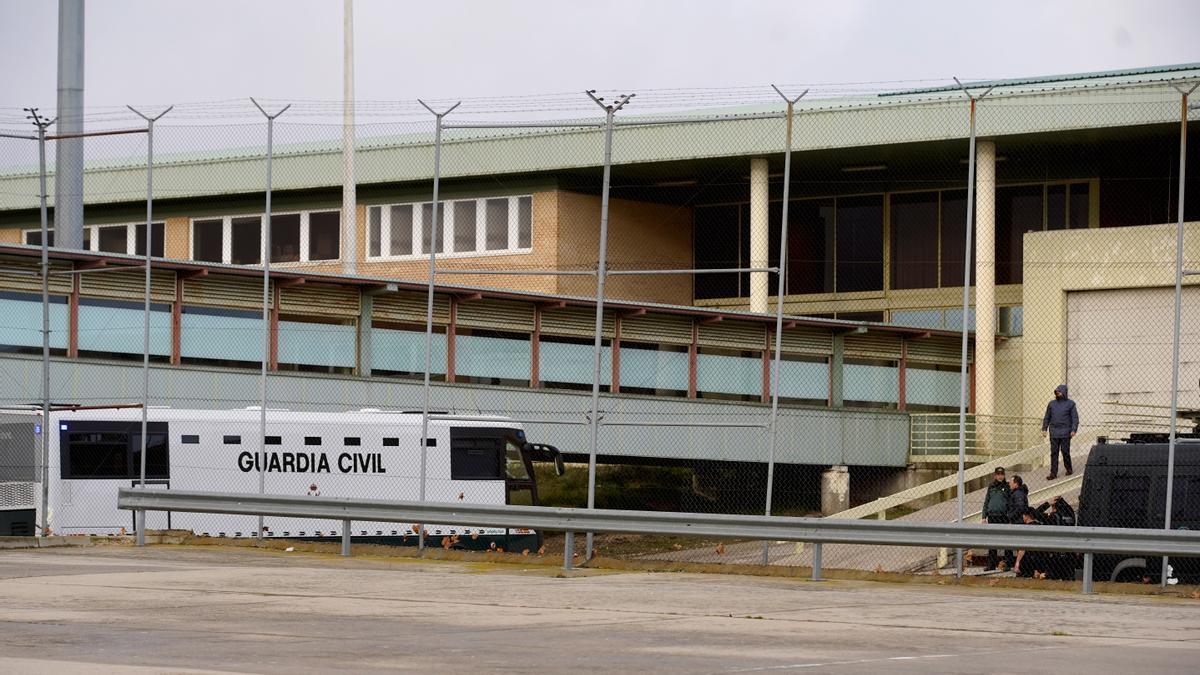 Un autobús de la Guardia Civil llega con presos a la cárcel de Soto del Real (Madrid)
