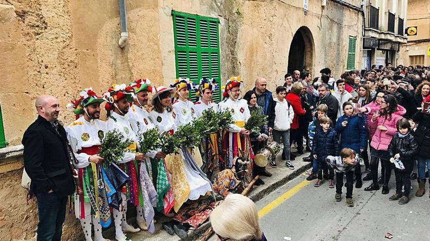 Los Cossiers de Algaida posando para la foto de costumbre ante la céntrica Rectoría, el pasado día 16.