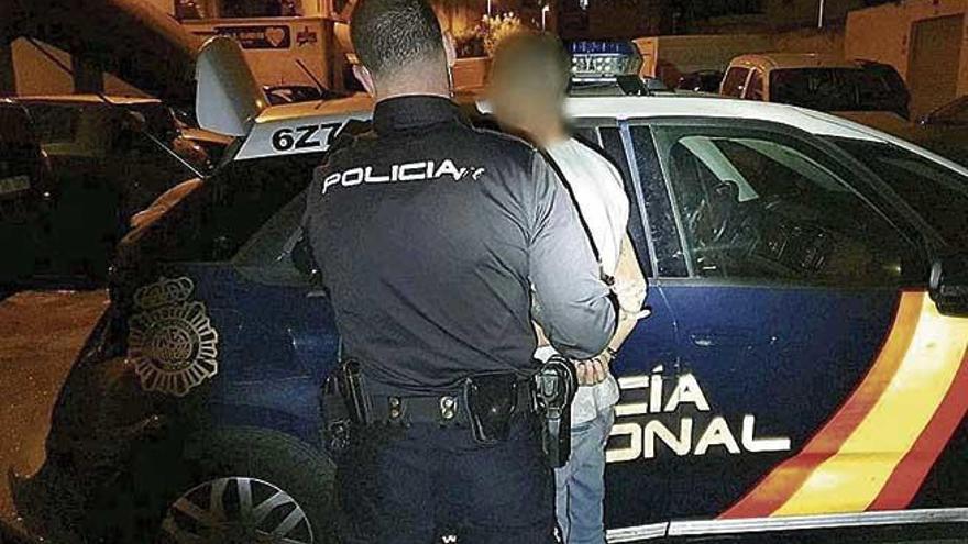 El detenido sustrajo las baterÃ­as de cuatro coches.