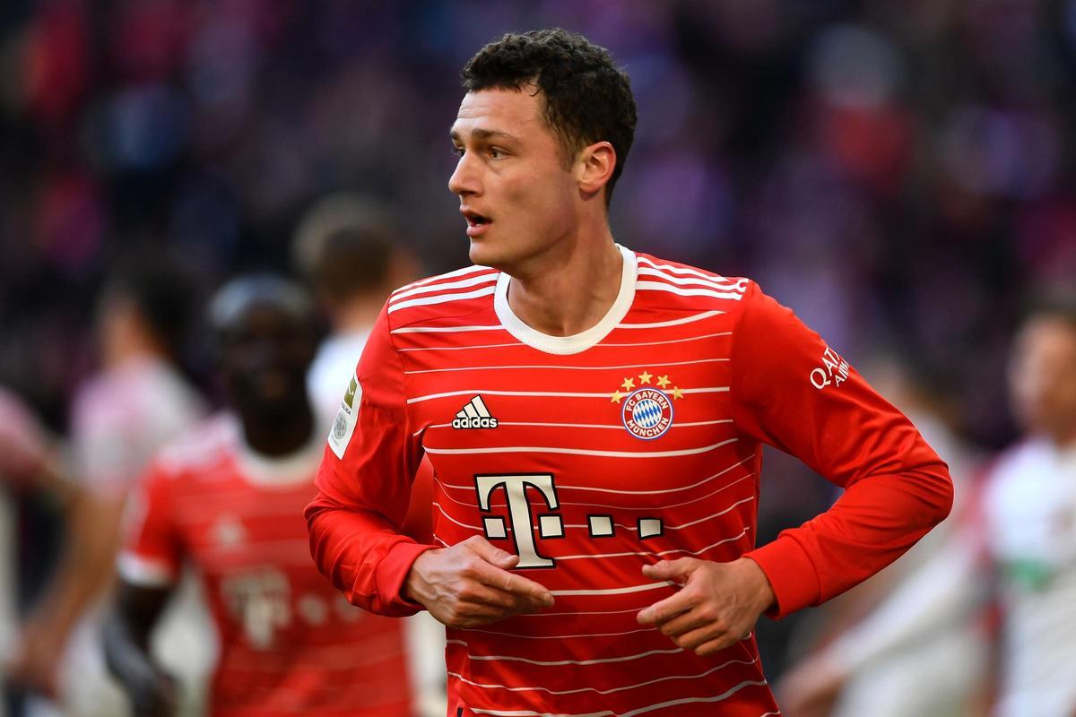 Benjamin Pavard: Termina contrato en 2024, ha pedido por activa y por pasiva jugar de central y no de lateral y veremos qué sucede en este verano. Si no renueva como bávaro, el club seguramente le ponga a la venta para que no se marche gratis la próxima temporada