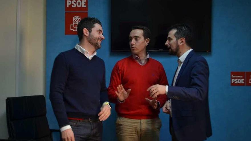 De izquierda a derecha, Antidio Fagúndez, Luciano Huerga y Luis Tudanca, en la sede del PSOE en Benavente.