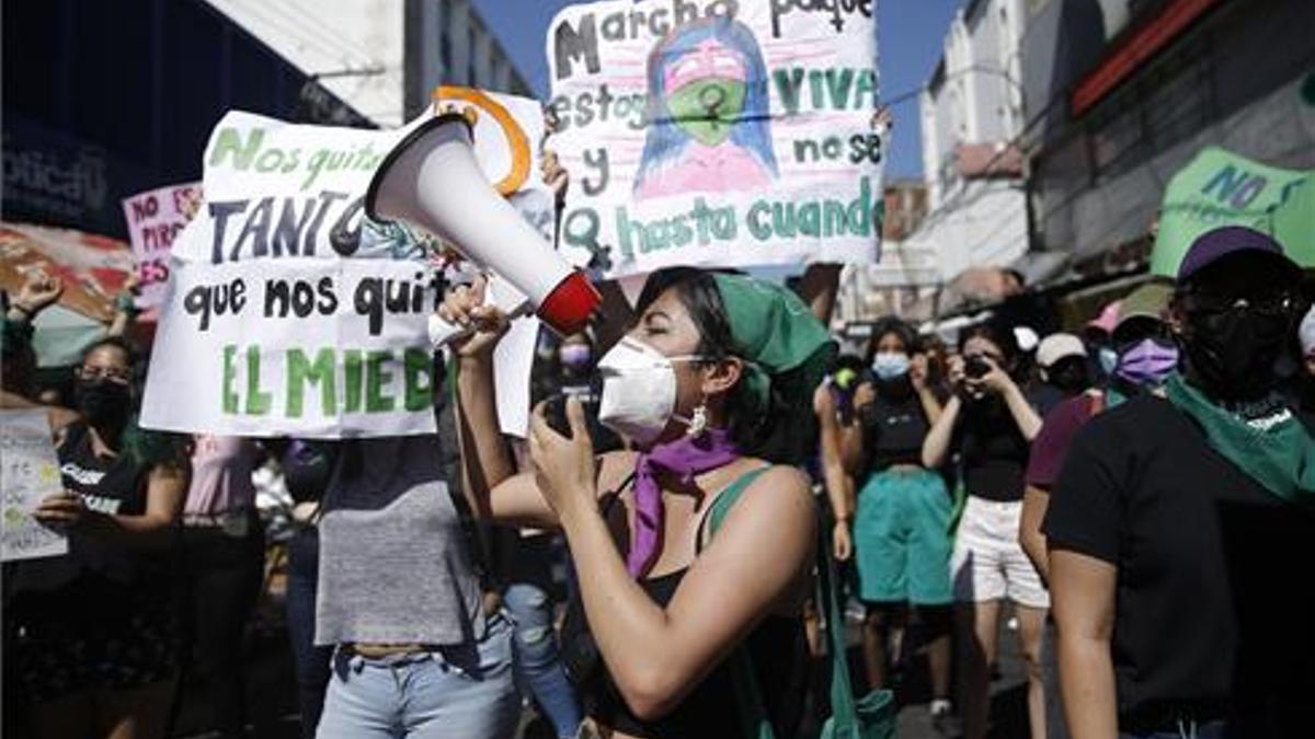 Un grupo de mujeres periodistas en la marcha del 8M en El Salvador.