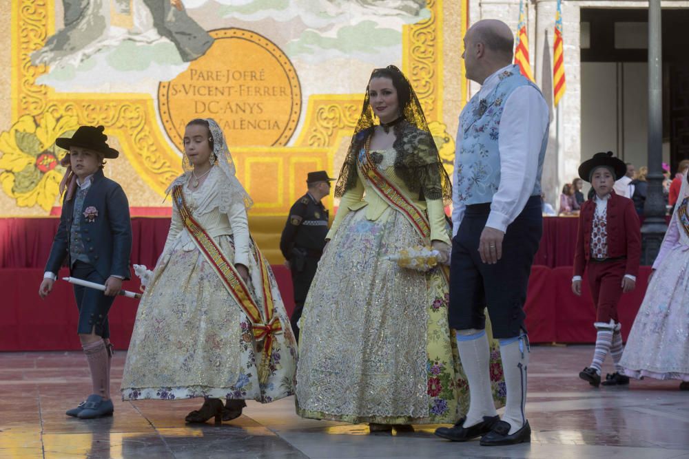 Desfile de las falleras mayores de las diferentes comisiones durante la procesión general de la Mare de Déu dels Desemparats.