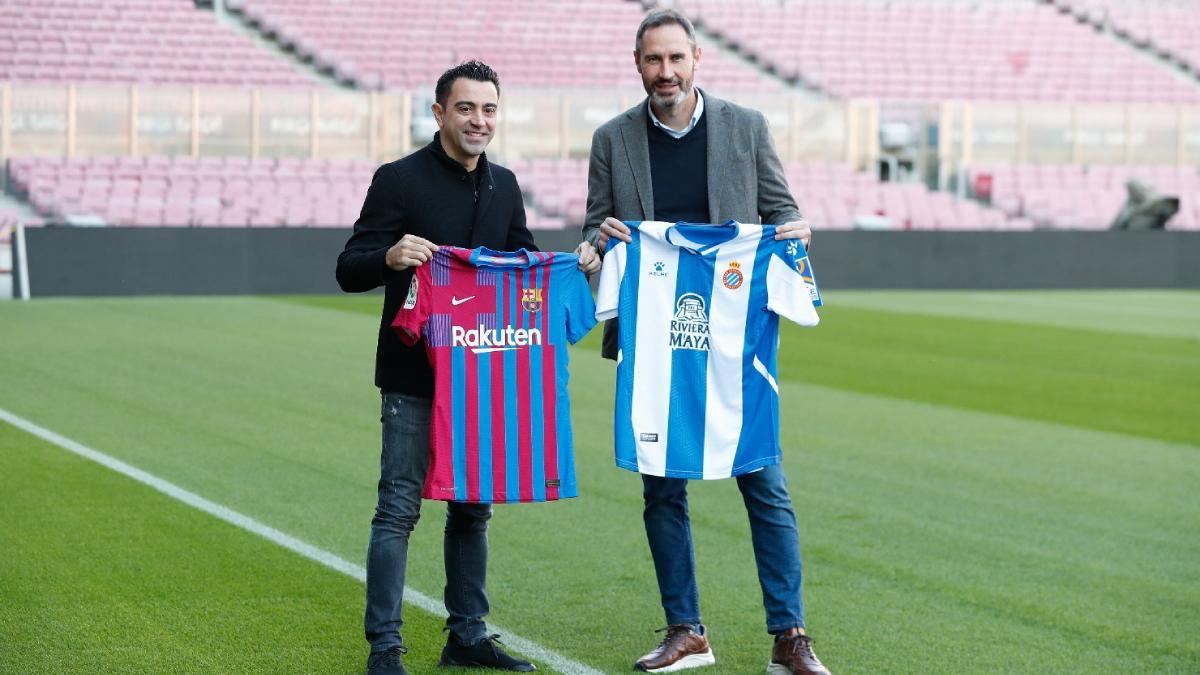 Xavi y Vicente Moreno posan juntos en el Camp Nou en la tradicional fotografía antes del derbi