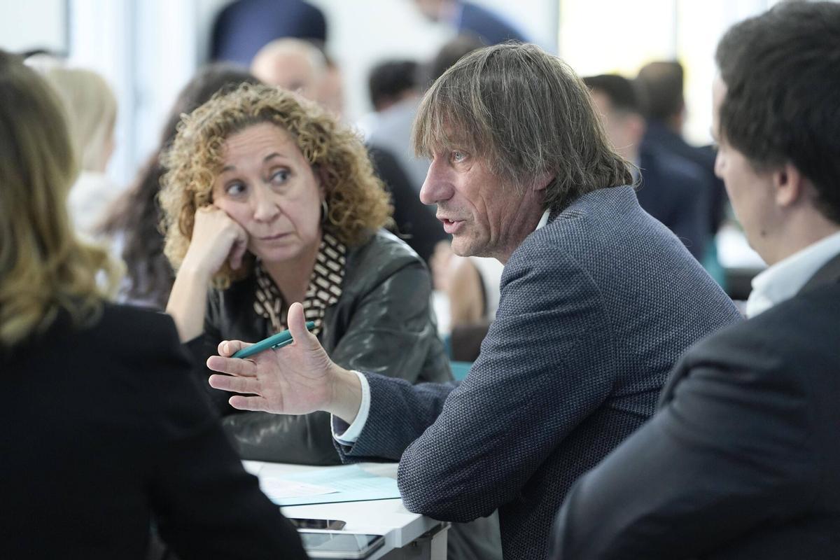 Barcelona 31/10/2025 Observatorio Social de la Vivienda , organizado por El Periódico en la sede de BeBartlet, en el que alcaldes y alcaldesas han debatido sobre la crisis de la vivienda en Catalunya En la foto, Ester Capella, diputada en el Parlament y Andreu Absil, alcalde de Montgat Fotografía de Ferran Nadeu