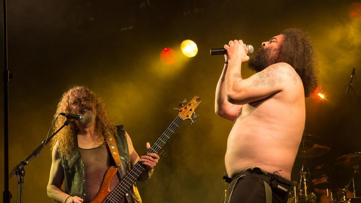 Los Mojinos Escozíos en un concierto.