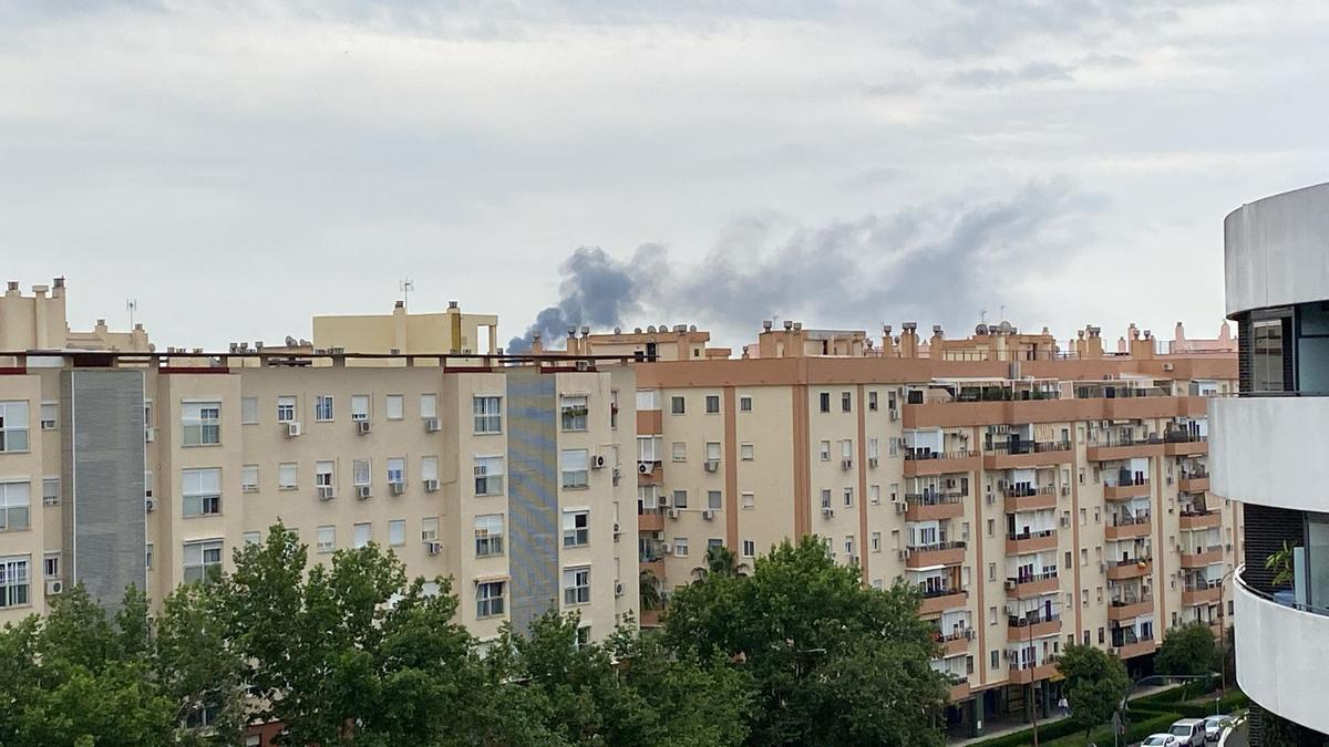 Columna de humo visible desde Sevilla Este