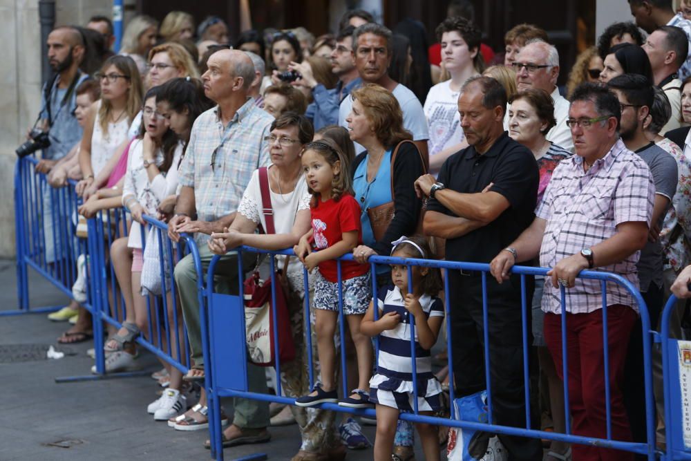 Las comisiones y barracas participan en el segundo día de la Ofrenda