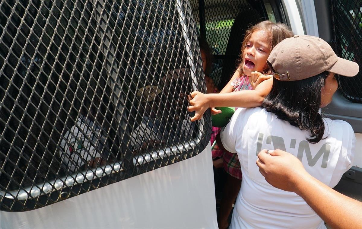 Miembros del Instituto Nacional de Migración de México (Inami) detienen a una niña durante un operativo este lunes, en el municipio de Pijijiapan, en el estado de Chiapas (México). Medios locales informaron que el Inami detuvo el lunes a unos 300 migrantes que se dirigían hacia el norte del país para alcanzar Estados Unidos. Obrador admitió este martes que su Gobierno está bloqueando el libre paso de las caravanas de centroamericanos en el sur del país y lo justificó por motivos de seguridad para los migrantes.