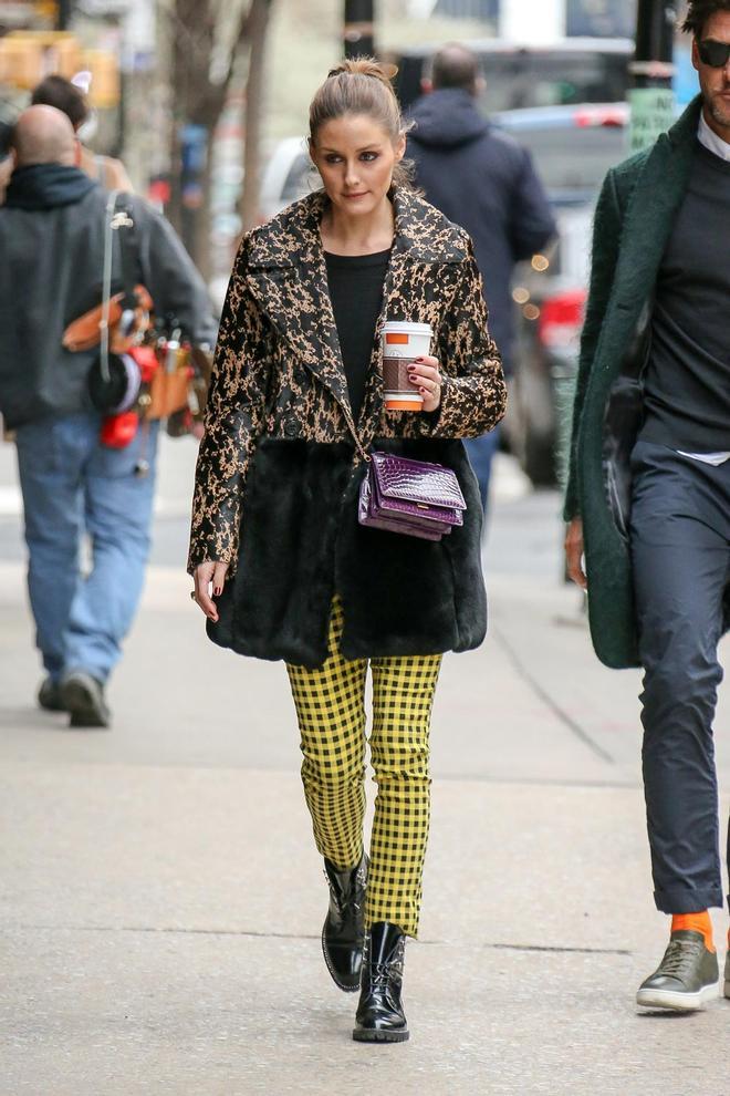 Olivia Palermo, con pantalones de Zara por las calles de Nueva York