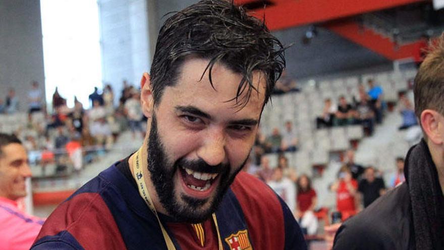 Raúl Entrerríos, con el trofeo, ayer.