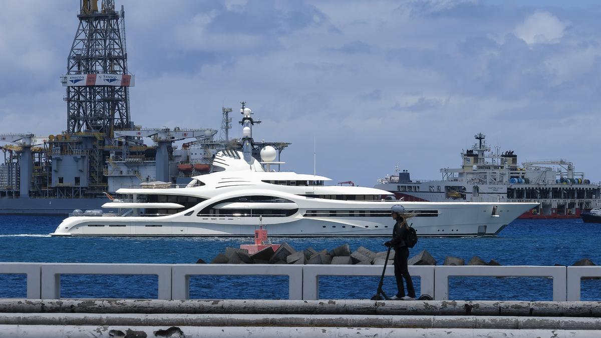 El yate 'Anna' sale del Puerto de Las Palmas.