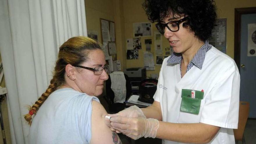 Una paciente se inmuniza contra el virus de la gripe en el ambulatorio de San Roque. // Noé Parga
