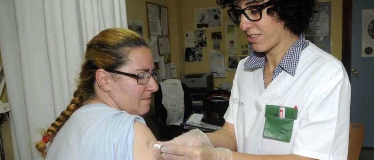 Una paciente se inmuniza contra el virus de la gripe en el ambulatorio de San Roque. // Noé Parga