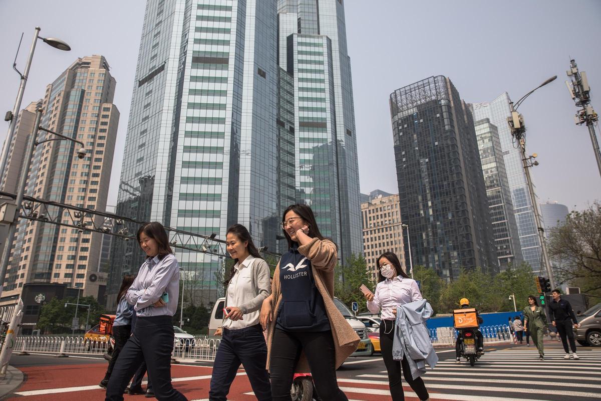 Fotografía de archivo de peatones paseando por las calles de Pekín (China).