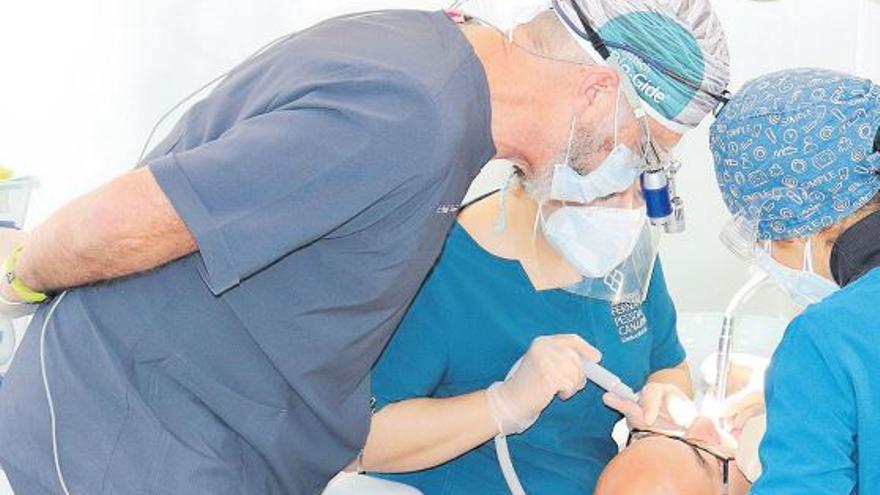 Un paciente es atendido en la Clínica Dental Universitaria UFPC.