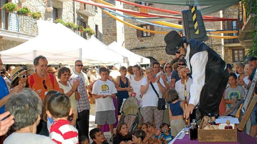 L&#039;actor local Àngel Bonada intepretant a la Fira de Sant Llorenç el venedor del miraculós elixir Inglafont