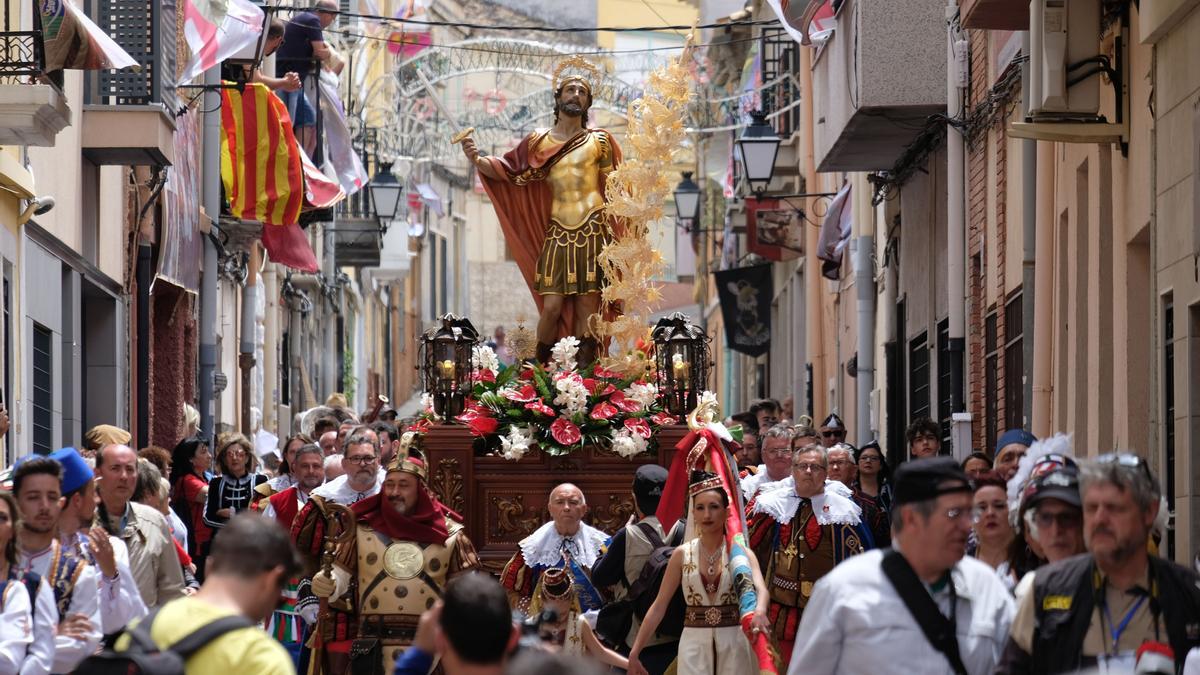 Bajada del santo en procesión hasta el templo parroquial.