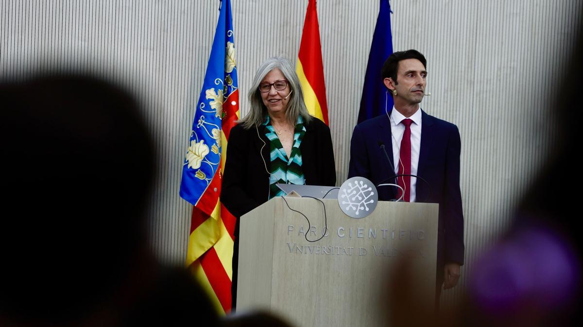 La directora saliente del IFIC, Nuria Rius, junto al nuevo director Sergio Pastor