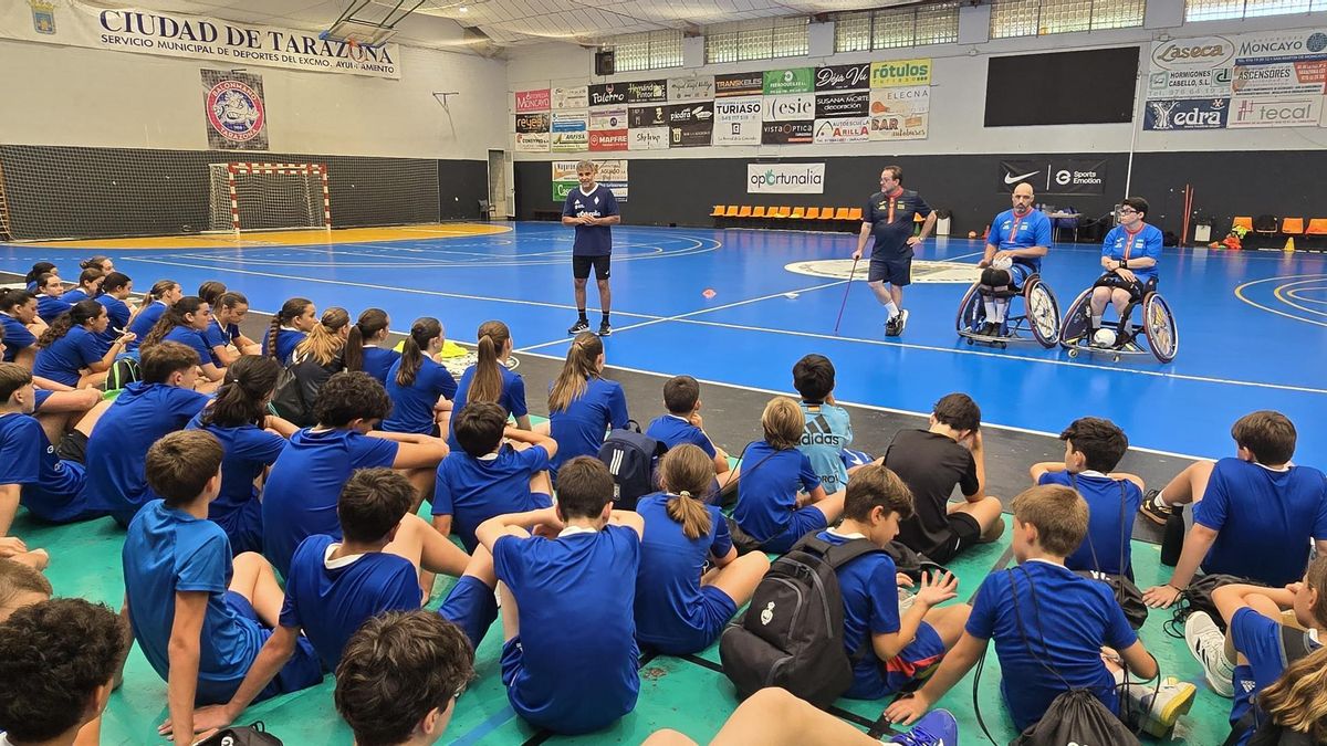 El seleccionador, Ambros Martín, impartiendo una charla durante el campus en Tarazona