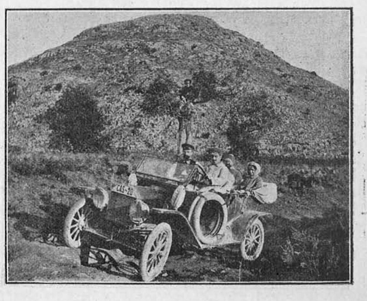 Momento durante la ascensión de 1913, con Russell Ecroyd y sus acompañantes posando en el vehículo.