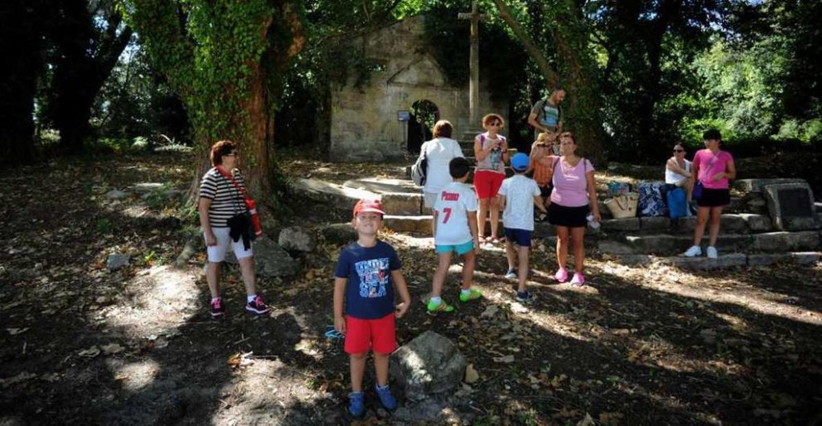 La visita realizada ayer a la isla de Cortegada. // Iñaki Abella