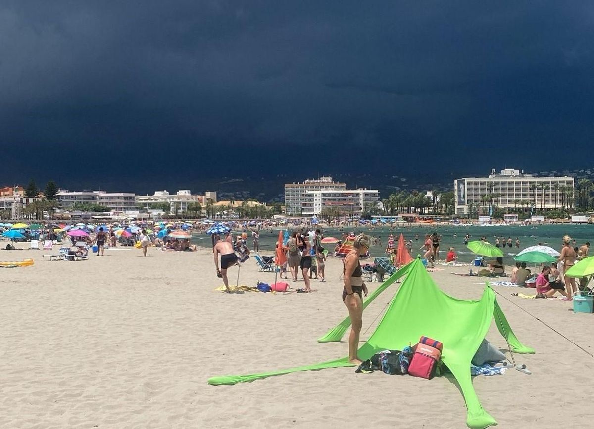 Las negra nubes se ciernen sobre la playa del Arenal de Xàbia