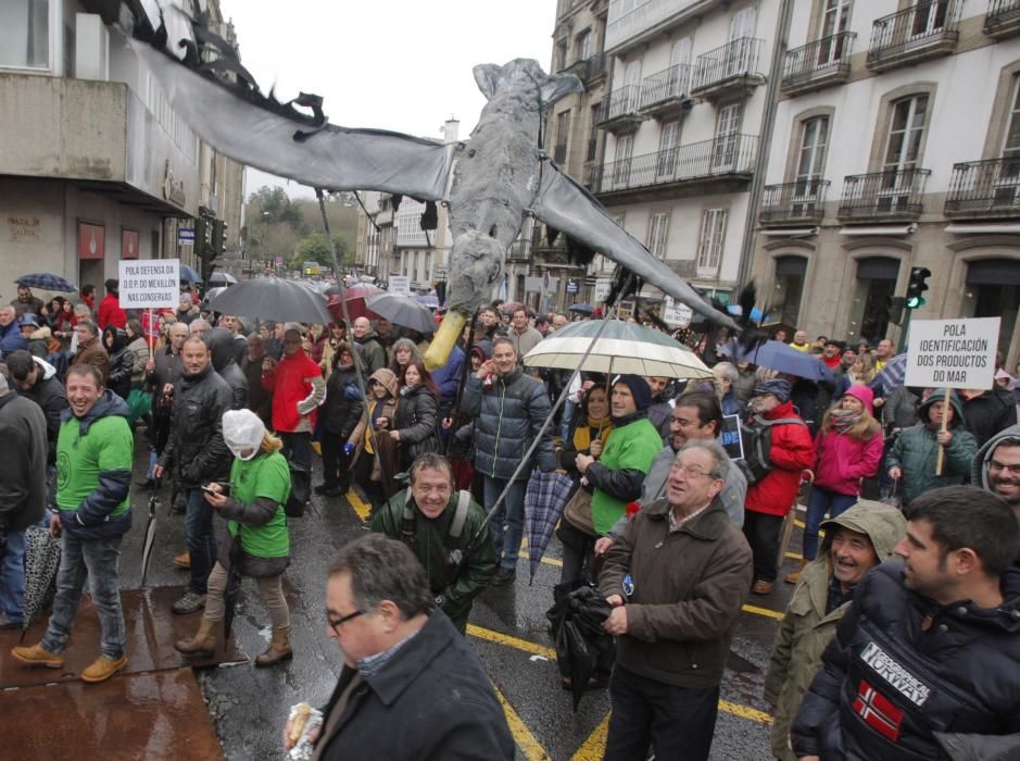 Miles de marineros protestan en Galicia para defen