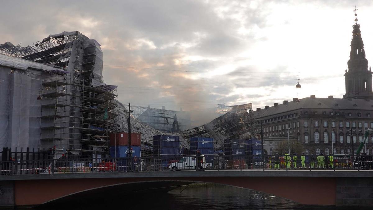 La Bolsa de Valores, uno de los edificios más antiguos de Copenhague, arrasada por un incendio.