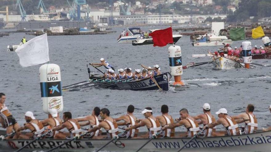 La trainera de Tirán, en segundo plano, en la Bandeira de Moaña de la pasada edición. // Santos Álvarez