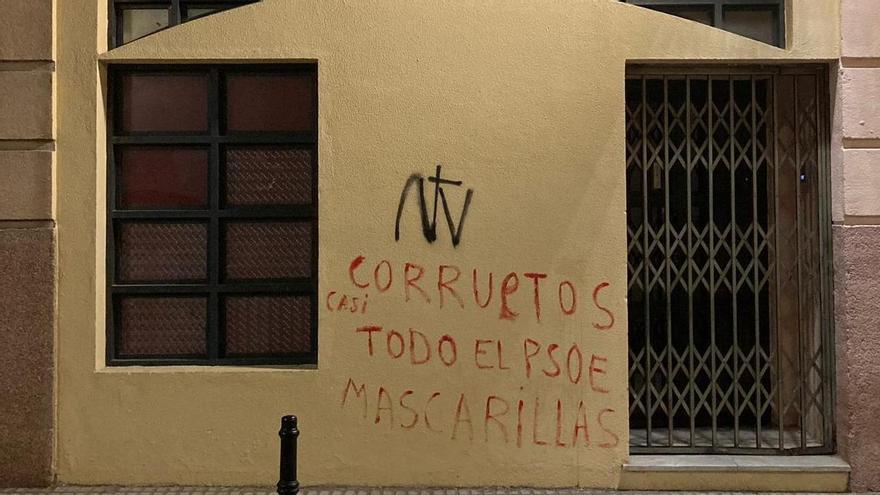 Pintada el domingo por la noche en la sede del PSOE de Badajoz.