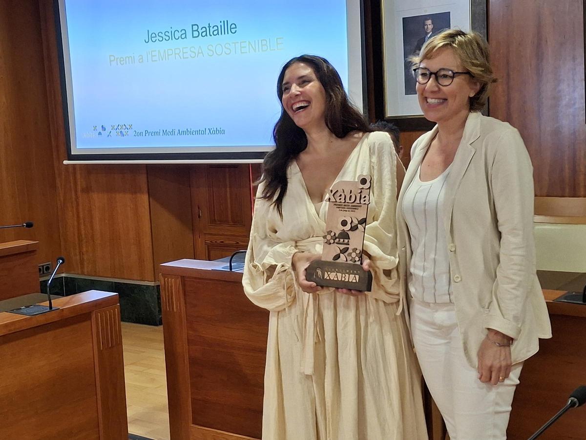 Jessica Bataille recoge su premio a la empresa sostenible