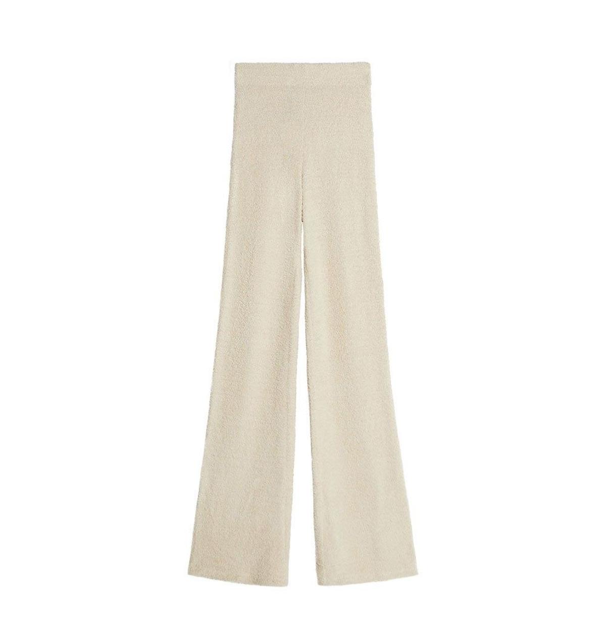 Pantalón flare fuzzy color crema de Bershka. (Precio: 22,99 euros)