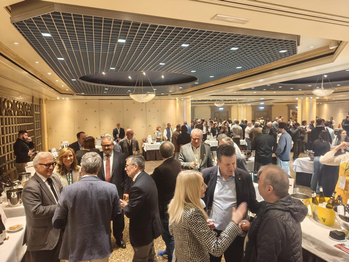 Los 900 inscritos pueden catar vinos, conocer tendencias y profundizar en el enorme potencial enológico de Aragón.