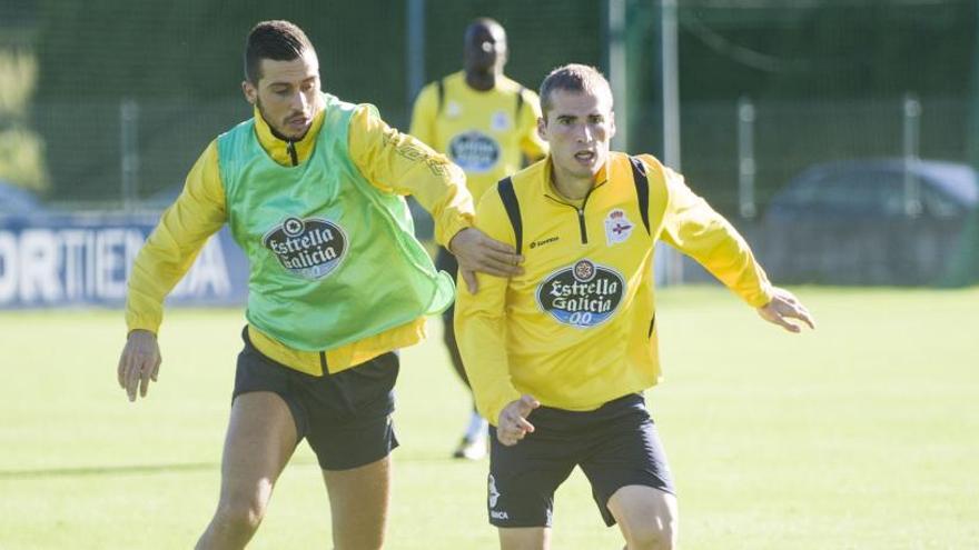 Bergantiños, a la derecha, durante un entrenamiento con el Dépor.