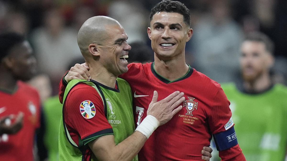 Pepe y Cristiano Ronaldo, liberados y felices, por el triunfo sobre Eslovenia.