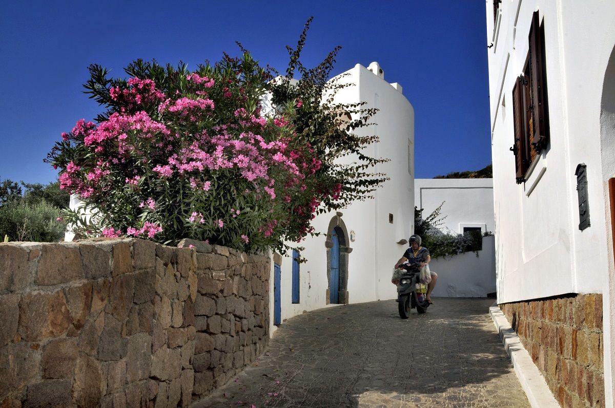 En motorino por las calles de Panarea.