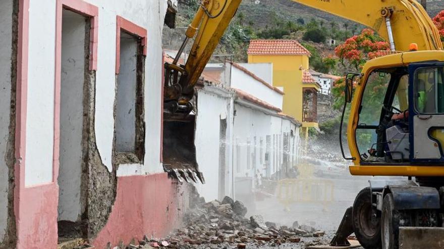 Una máquina, ayer, durante el inicio de los derribos del viejo colegio público de Santa Lucía.  | | A.S.T.L.