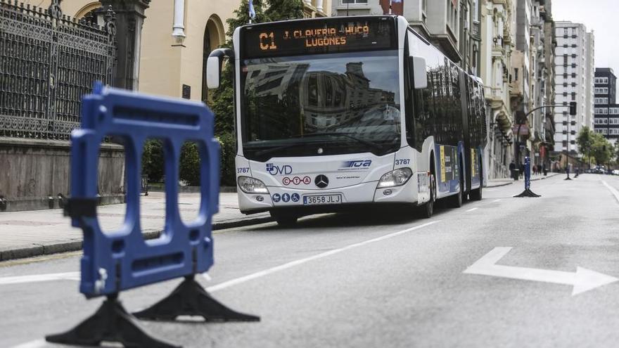 Un autobús urbano por las calles de Oviedo.