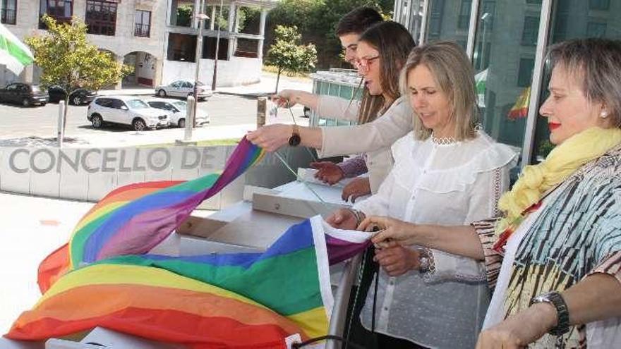 La bandera arco iris ondea en el consistorio de Lalín