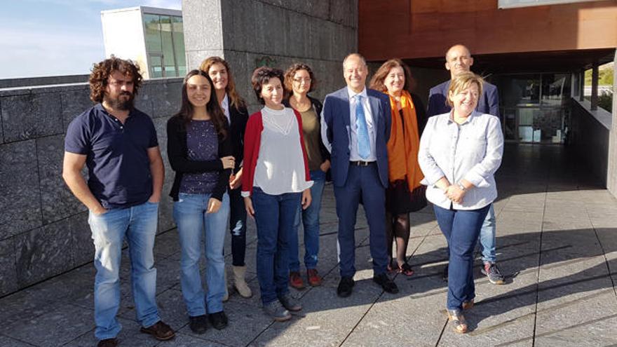 Los investigadores con el rector, la vicerrectora de Investigación y la responsable de Captación de Talentos del campus. // S. P.