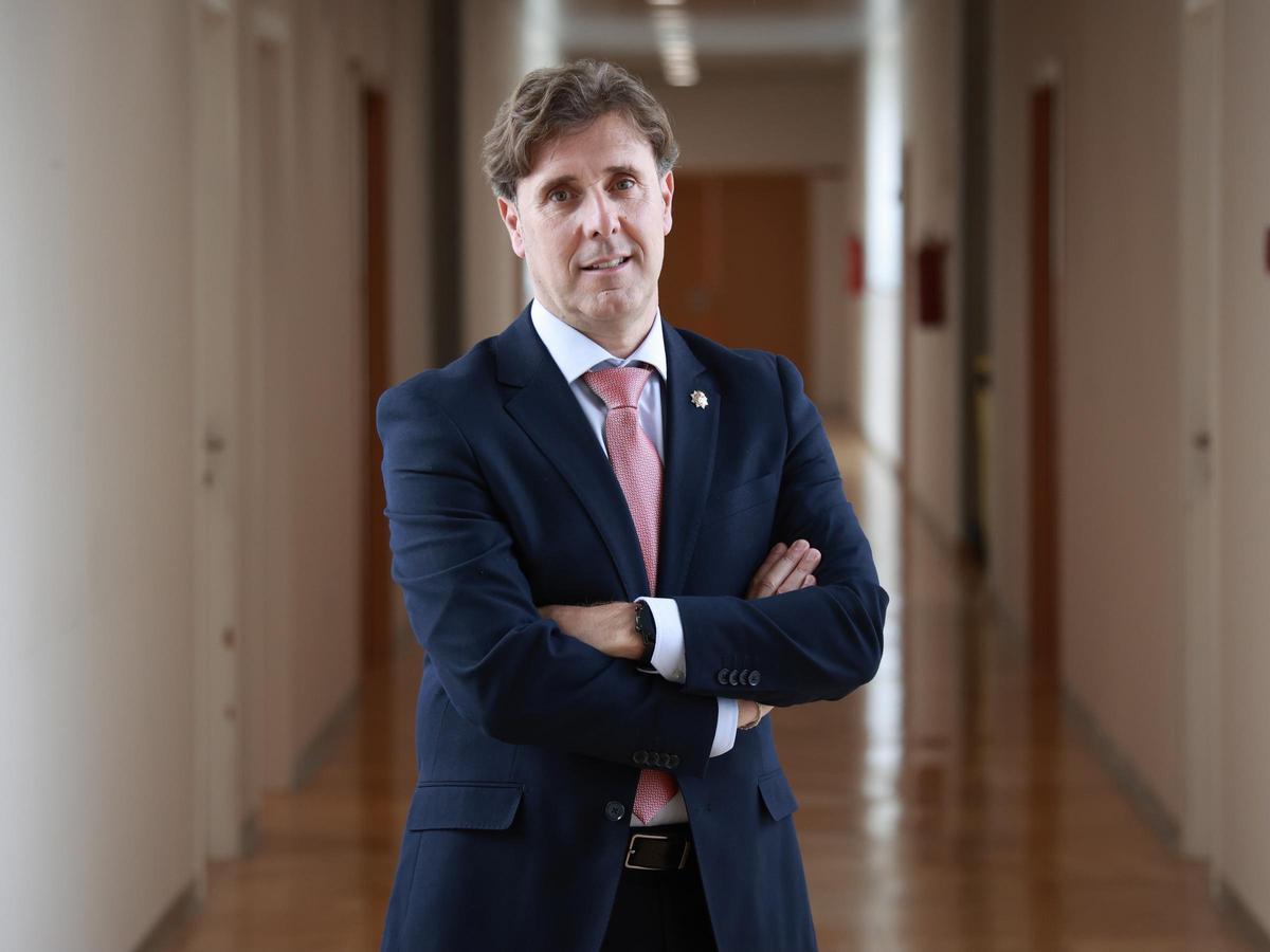 El recién estrenado presidente del TSJ posa en las dependencias de la Ciudad de la Justicia de Murcia.
