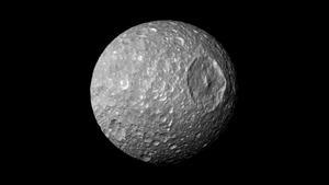 El enorme cráter Herschel domina la luna Mimas de Saturno, dándole una apariencia similar a la de la Estrella de la Muerte. Nueva evidencia sugiere que un gran océano también podría esconderse debajo del hielo de este satélite.