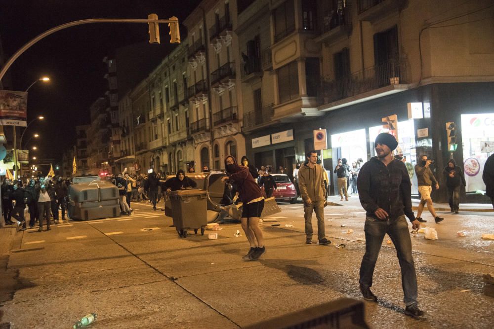 Càrregues i contenidors cremats al centre de Manresa al final de la protesta a la caserna