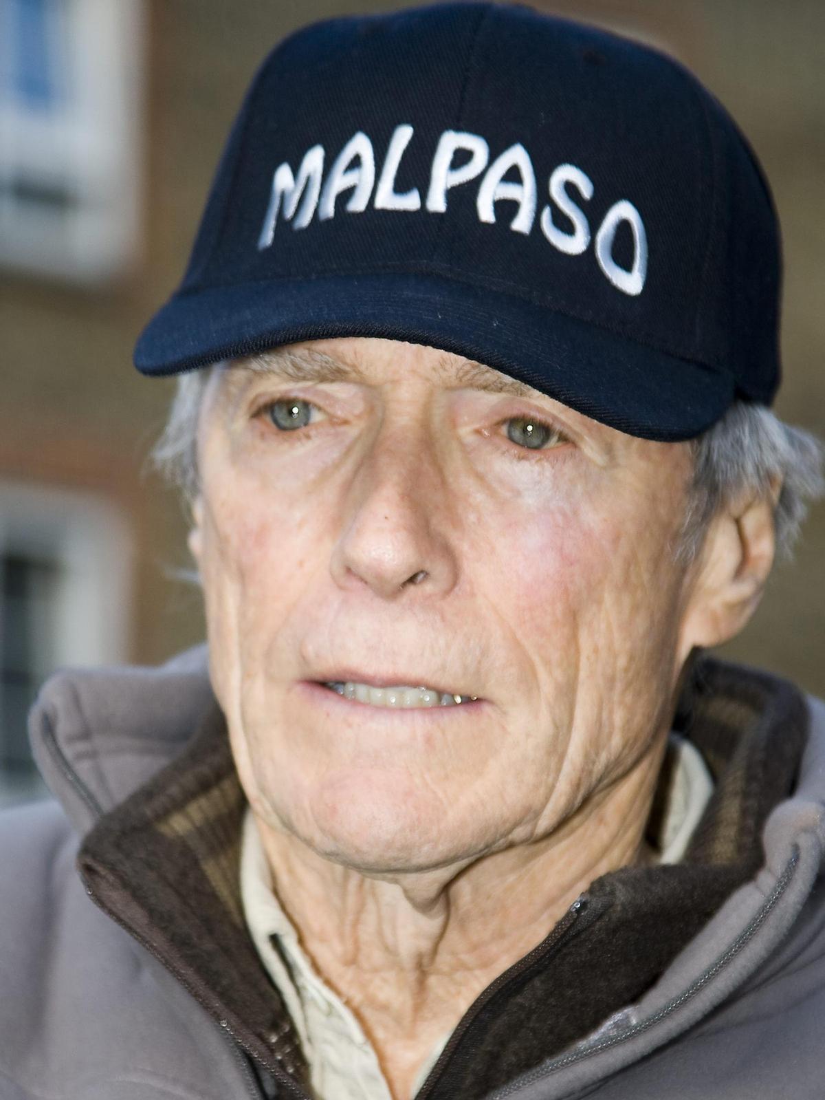 Clint Eastwood con gorra de su productora 'Malpaso Productions'