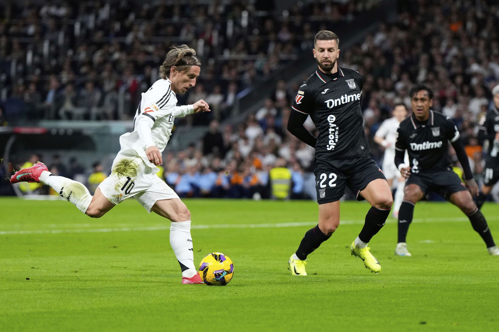 Real Madrid's Luka Modric shots by Leganes' Matija Nastasic during a Spanish La Liga soccer match between Real Madrid and Leganes at the Santiago Bernabeu stadium in Madrid, Spain, Saturday, March 29, 2025. (AP Photo/Manu Fernandez) Associated Press/LaPresse. EDITORIAL USE ONLY/ONLY ITALY AND SPAIN