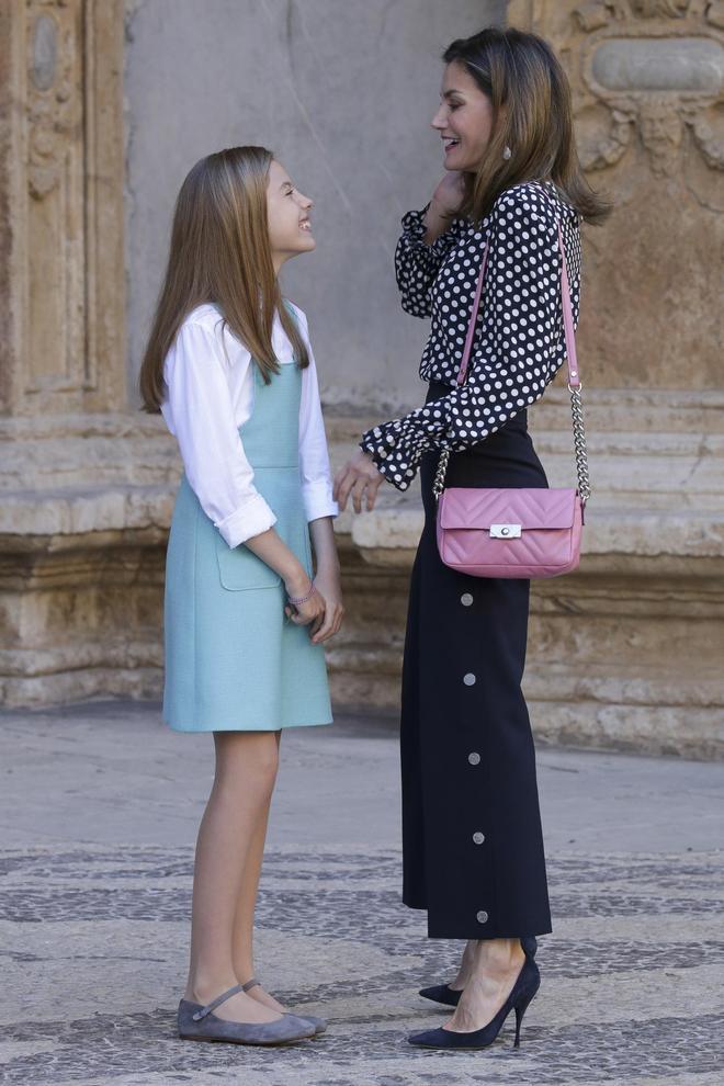 La Infanta Leonor hablando con su madre, Doña Letizia
